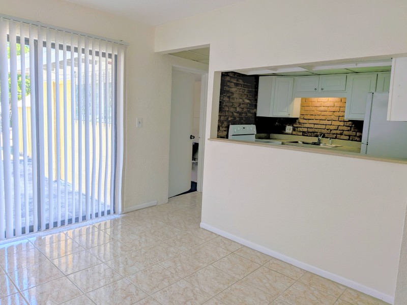 2/2 house for rent in St. Pete with bright dining room with breakfast bar