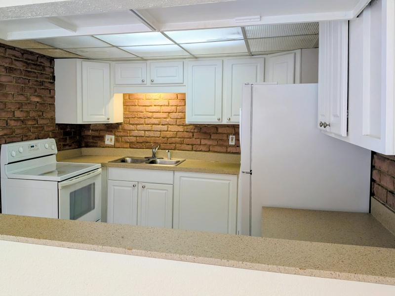 2/2 house for rent in St. Pete with kitchen with breakfast bar