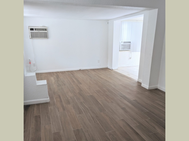 2/2 house for rent near South Pasdena with Large Living Room area.